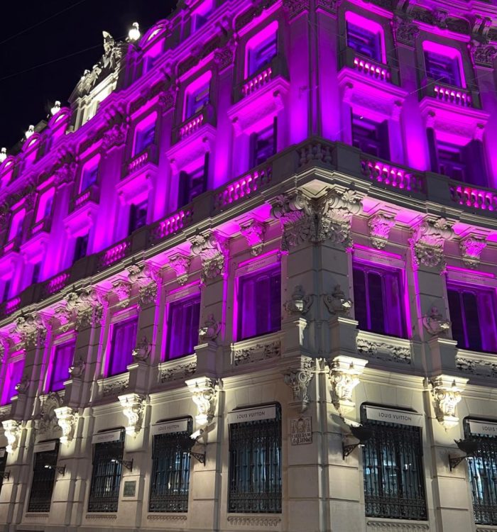 ILUMINACIÓN DE COLORES EN LED SITUADA EN FACHADA DE HOTEL FOUR SEASONS
